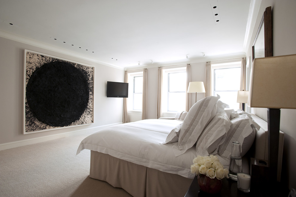 Ejemplo de dormitorio tradicional renovado grande con paredes beige y moqueta