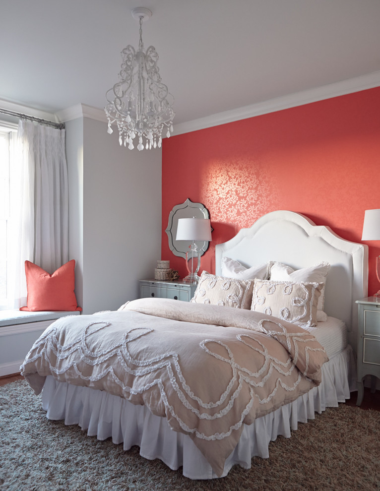 Идея дизайна: хозяйская спальня в стиле неоклассика (современная классика) с розовыми стенами и акцентной стеной