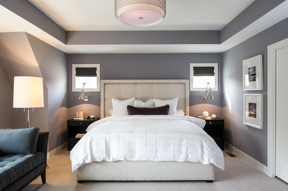 На фото: хозяйская спальня среднего размера в стиле неоклассика (современная классика) с фиолетовыми стенами, ковровым покрытием и серым полом без камина с