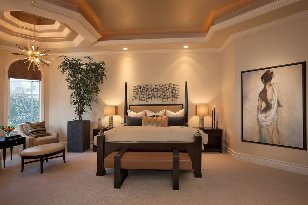 На фото: хозяйская спальня среднего размера в стиле неоклассика (современная классика) с ковровым покрытием и бежевыми стенами без камина