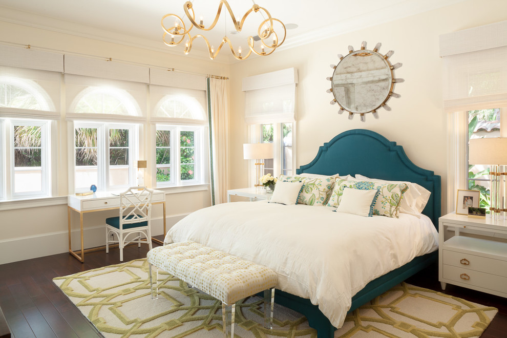 Ejemplo de dormitorio principal clásico renovado de tamaño medio sin chimenea con paredes beige, suelo marrón, suelo de madera oscura y con escritorio