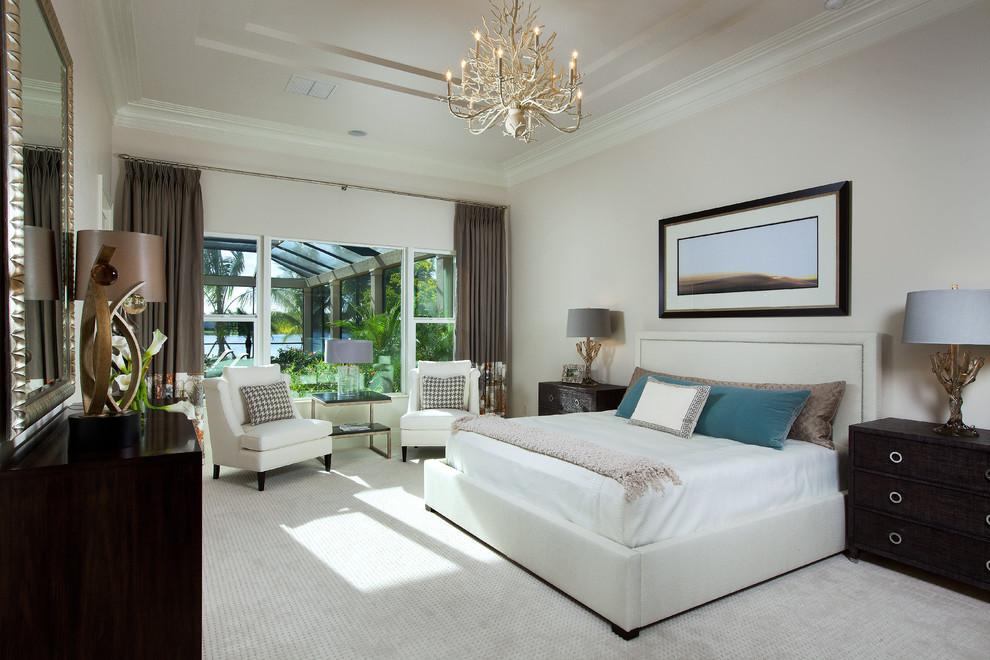 Klassisches Schlafzimmer mit beiger Wandfarbe und Teppichboden in Sonstige