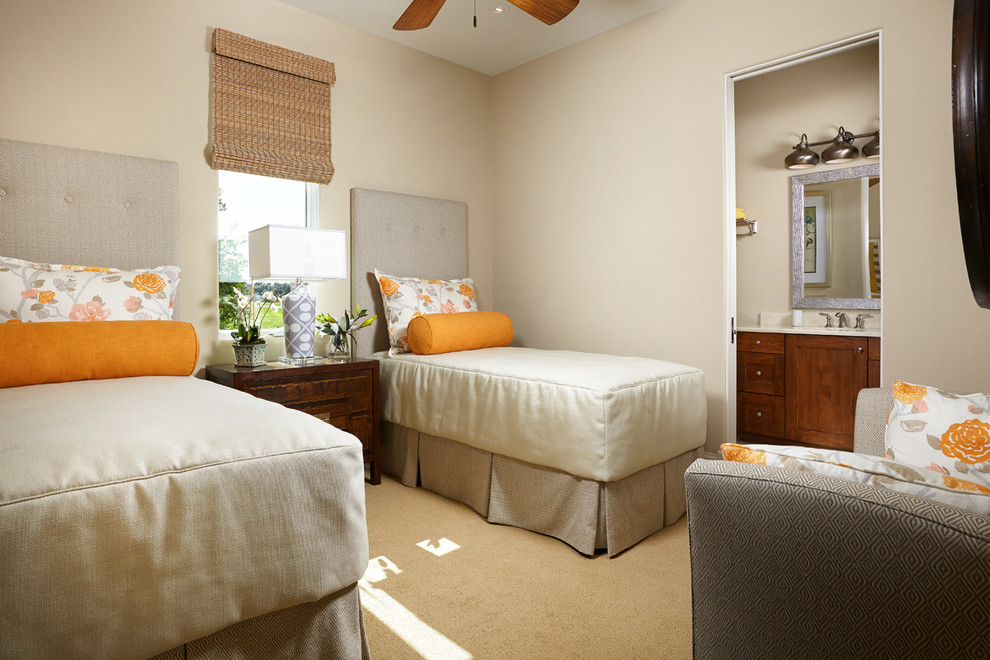 Modelo de habitación de invitados clásica renovada con paredes beige y moqueta