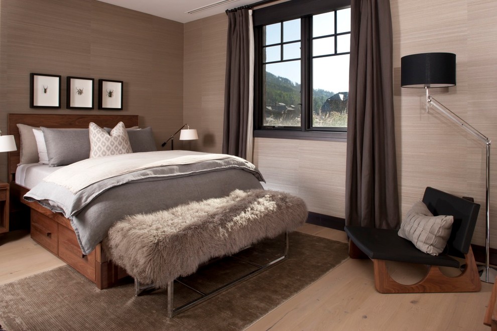 Immagine di una camera da letto tradizionale con pareti grigie