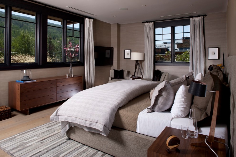 Diseño de dormitorio tradicional renovado con paredes grises y suelo de madera clara