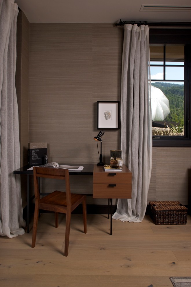 Источник вдохновения для домашнего уюта: спальня в стиле неоклассика (современная классика) с серыми стенами и светлым паркетным полом