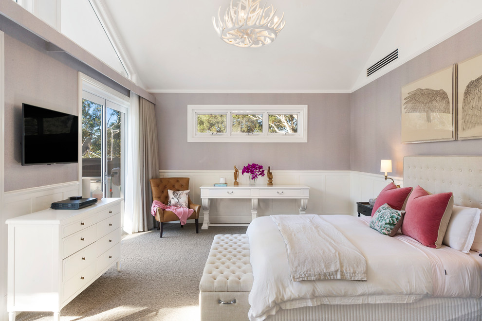 Immagine di una camera da letto tradizionale con pareti viola, moquette e pavimento grigio