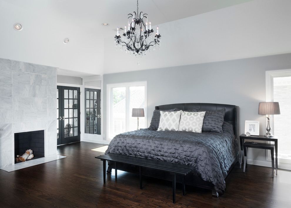 Свежая идея для дизайна: хозяйская спальня в стиле неоклассика (современная классика) с серыми стенами, темным паркетным полом и стандартным камином - отличное фото интерьера