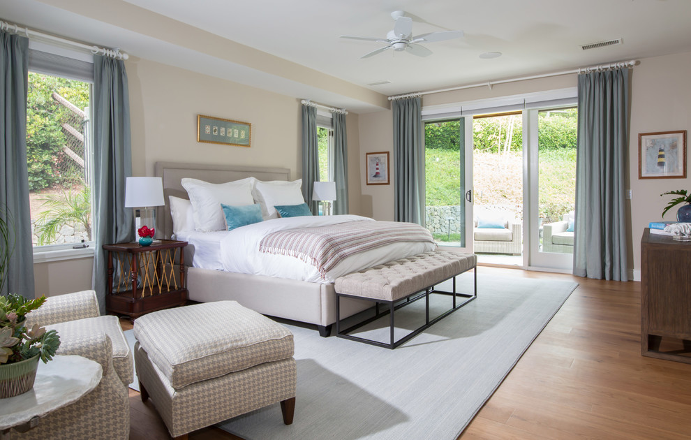 Klassisches Schlafzimmer mit beiger Wandfarbe, braunem Holzboden und braunem Boden in San Diego