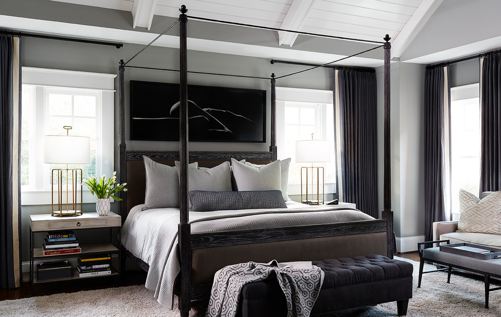 アトランタにあるトランジショナルスタイルのおしゃれな寝室 (グレーの壁、濃色無垢フローリング、茶色い床、グレーとブラウン) のインテリア