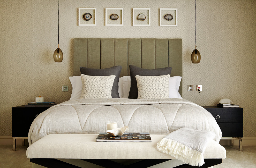 ロンドンにあるトランジショナルスタイルのおしゃれな寝室 (ベージュの壁、カーペット敷き) のレイアウト