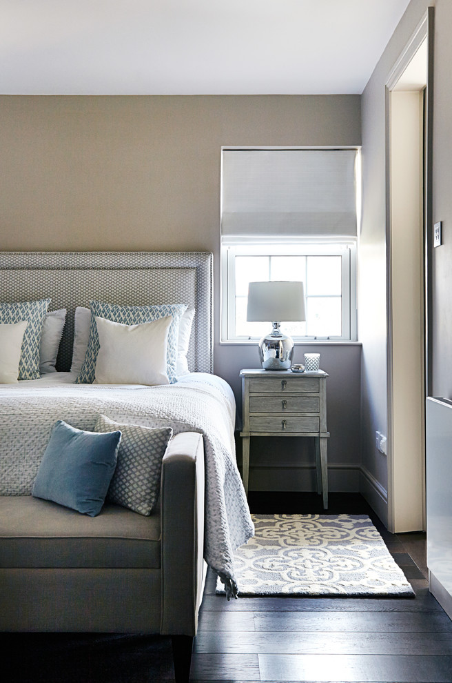 Идея дизайна: спальня в стиле неоклассика (современная классика) с серыми стенами и темным паркетным полом