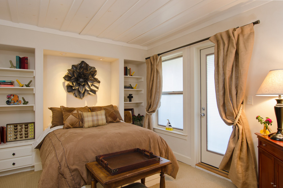 Idéer för vintage sovrum, med beige väggar och heltäckningsmatta