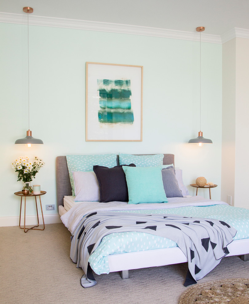 Diseño de dormitorio tradicional renovado con paredes verdes y moqueta