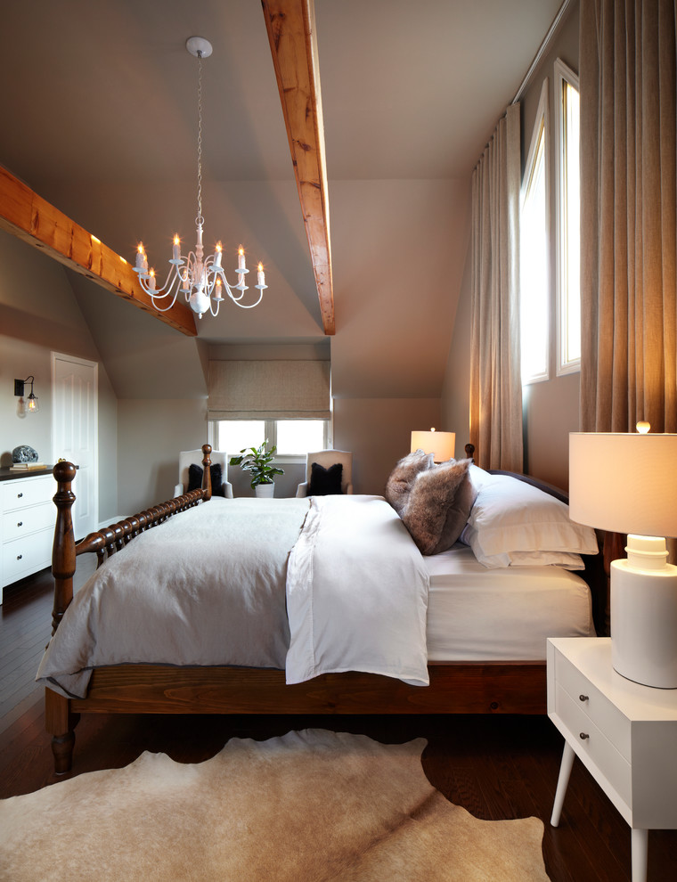 Idee per una camera da letto tradizionale con pareti grigie e parquet scuro