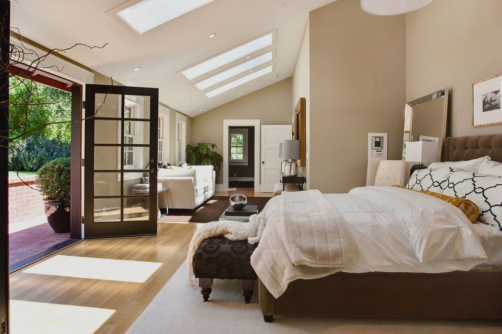 Пример оригинального дизайна: спальня: освещение в стиле неоклассика (современная классика) с бежевыми стенами и паркетным полом среднего тона
