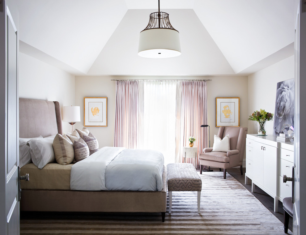 Imagen de dormitorio clásico renovado con paredes beige y suelo de madera oscura