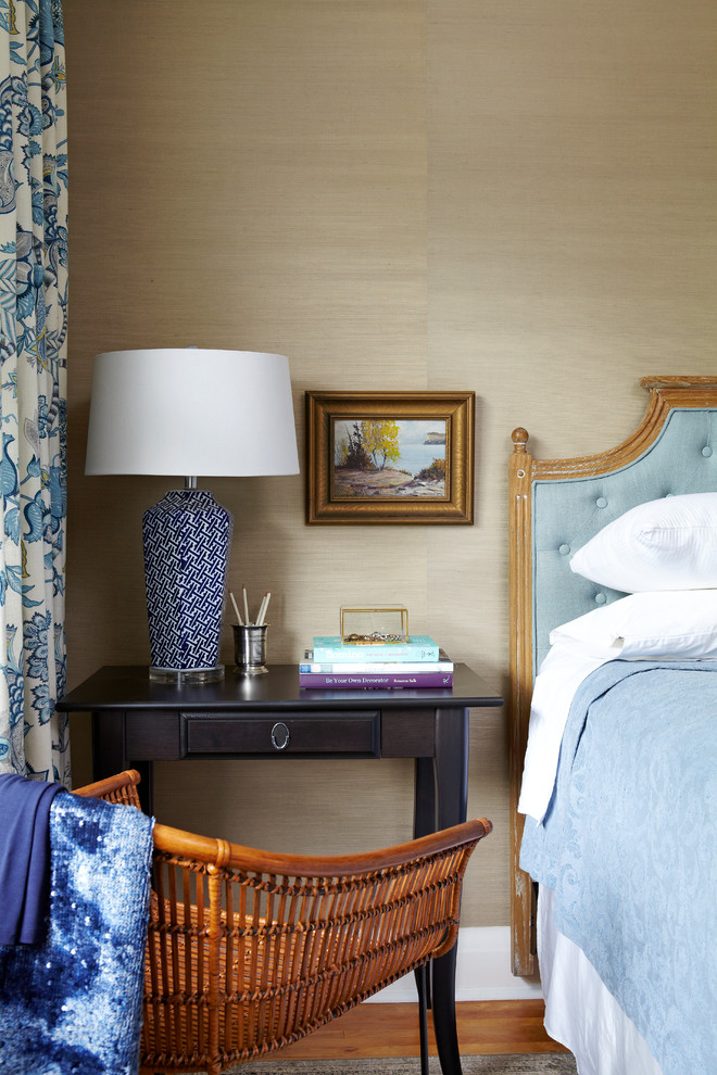 Diseño de dormitorio principal clásico renovado con paredes beige, suelo de madera en tonos medios y con escritorio