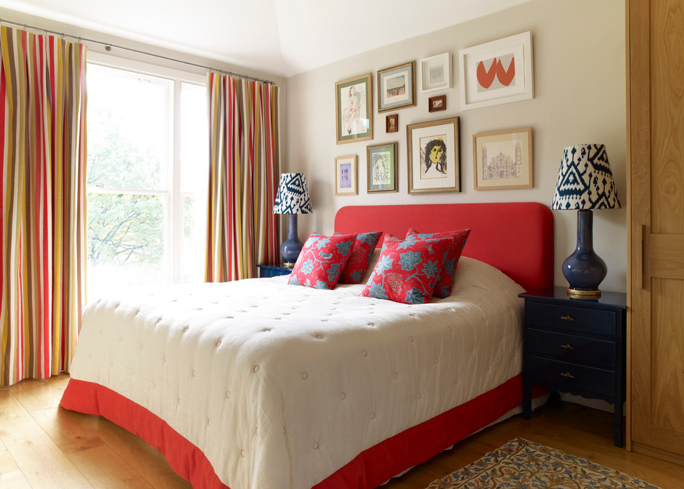 Klassisches Schlafzimmer mit beiger Wandfarbe und braunem Holzboden in London
