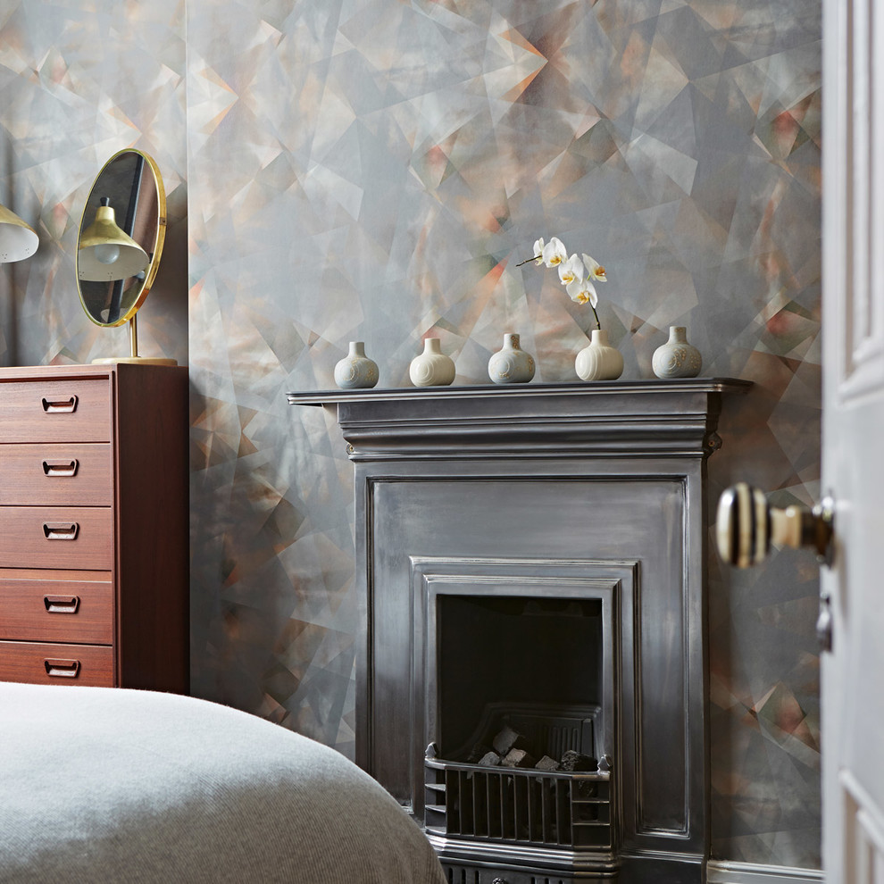 ロンドンにあるトランジショナルスタイルのおしゃれな寝室 (グレーの壁、標準型暖炉)