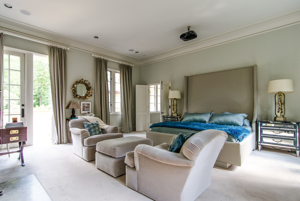 На фото: спальня в стиле неоклассика (современная классика) с серыми стенами