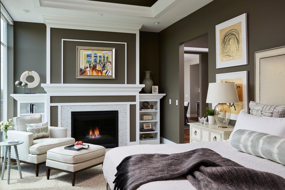 Idées déco pour une grande chambre classique avec un mur marron, une cheminée standard, un manteau de cheminée en pierre et un sol beige.