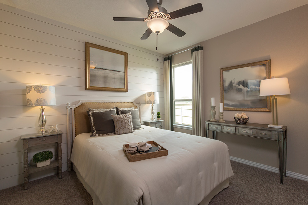 Imagen de habitación de invitados clásica renovada con paredes beige, moqueta y suelo gris