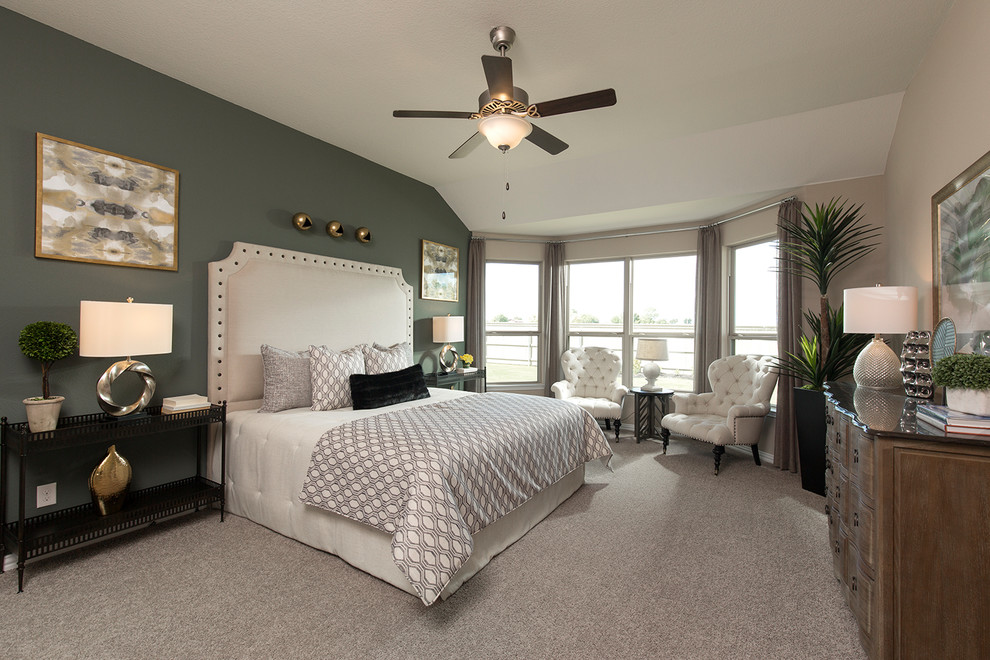 Источник вдохновения для домашнего уюта: хозяйская спальня в стиле неоклассика (современная классика) с зелеными стенами, ковровым покрытием и серым полом