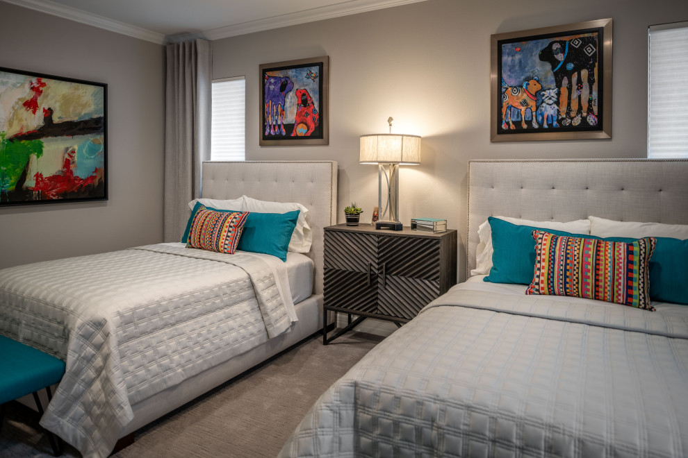 Свежая идея для дизайна: спальня в стиле неоклассика (современная классика) с серыми стенами, ковровым покрытием и серым полом - отличное фото интерьера