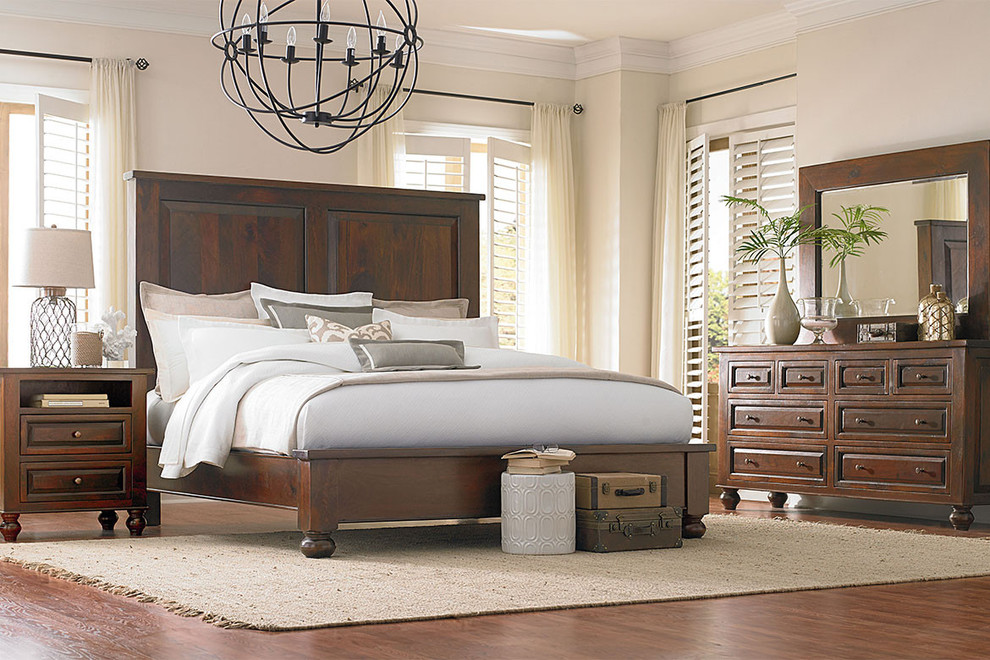 Ejemplo de dormitorio principal clásico renovado de tamaño medio con paredes beige y suelo de madera en tonos medios
