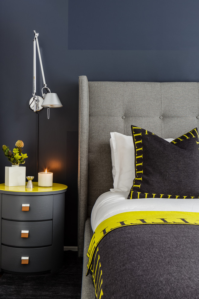 Стильный дизайн: хозяйская спальня среднего размера в современном стиле с синими стенами, паркетным полом среднего тона и коричневым полом - последний тренд