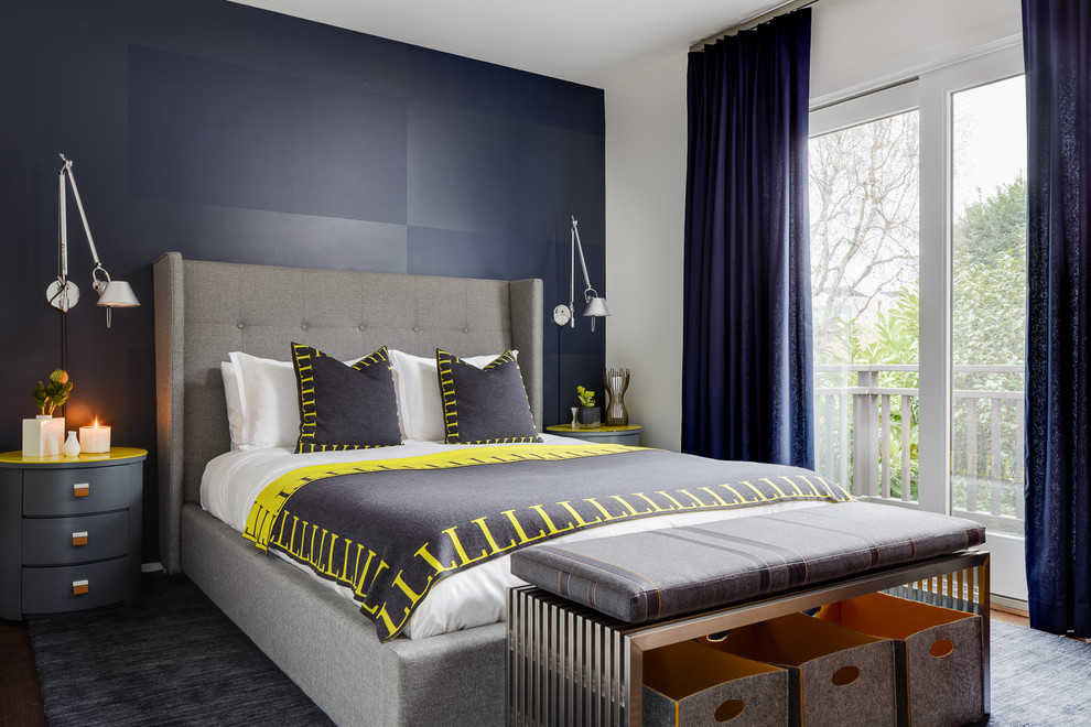 На фото: хозяйская спальня среднего размера в современном стиле с синими стенами, паркетным полом среднего тона, коричневым полом и синими шторами без камина с