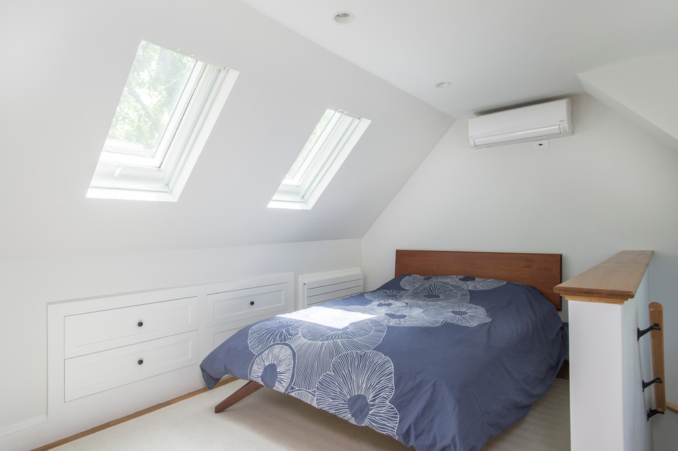 Ejemplo de dormitorio principal clásico renovado pequeño sin chimenea con paredes blancas y suelo de madera en tonos medios