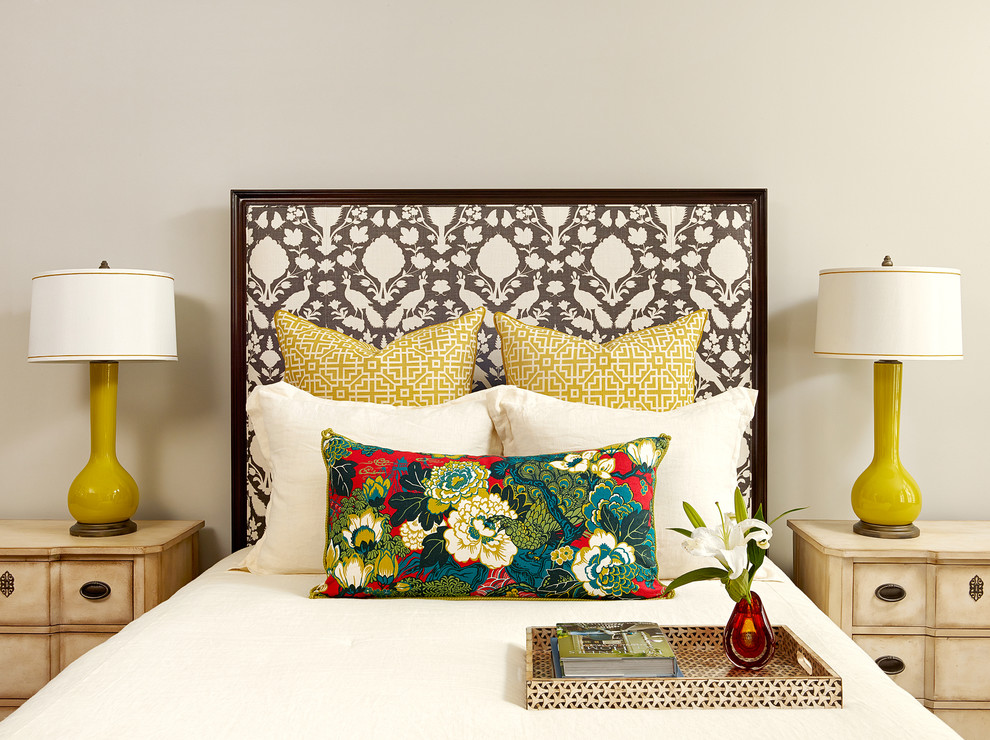 Пример оригинального дизайна: гостевая спальня среднего размера, (комната для гостей) в стиле неоклассика (современная классика) с серыми стенами без камина
