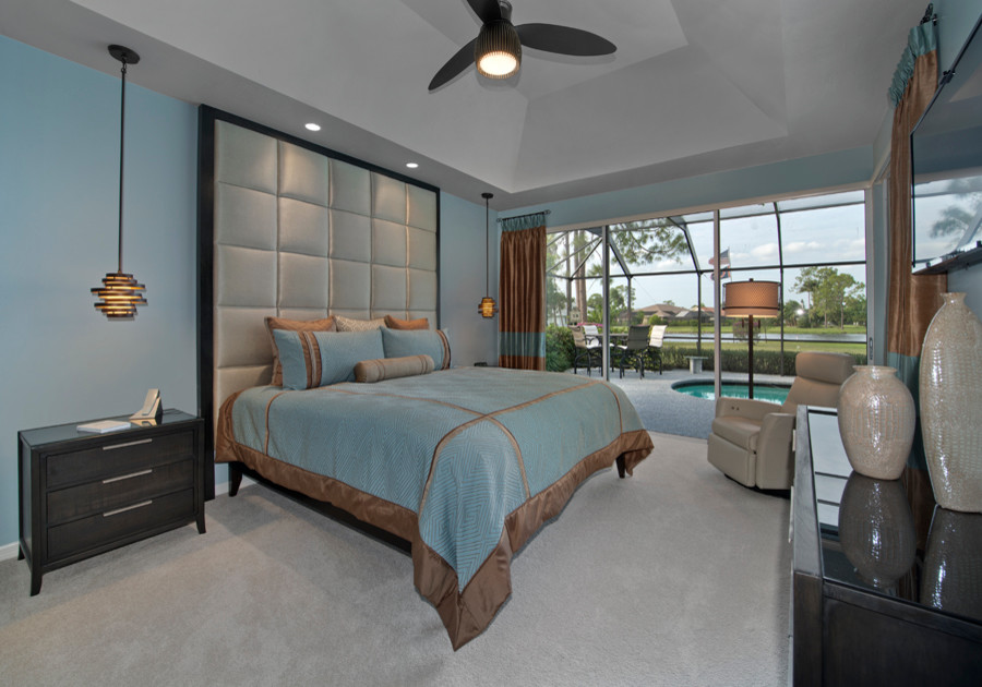 Свежая идея для дизайна: большая хозяйская спальня в стиле неоклассика (современная классика) с синими стенами и ковровым покрытием - отличное фото интерьера