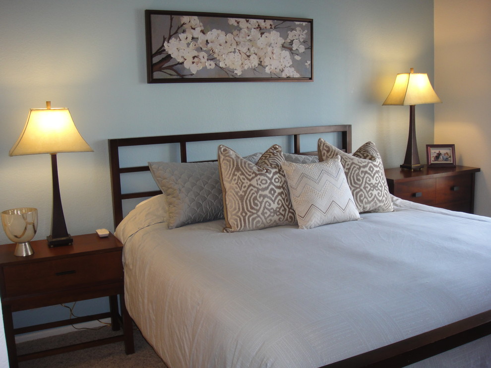 Diseño de dormitorio principal tradicional renovado pequeño con paredes azules y moqueta