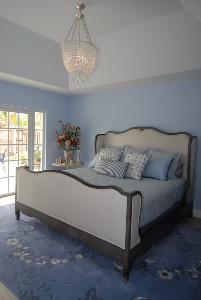 Ispirazione per una camera matrimoniale chic di medie dimensioni con pareti blu, pavimento in gres porcellanato e pavimento grigio