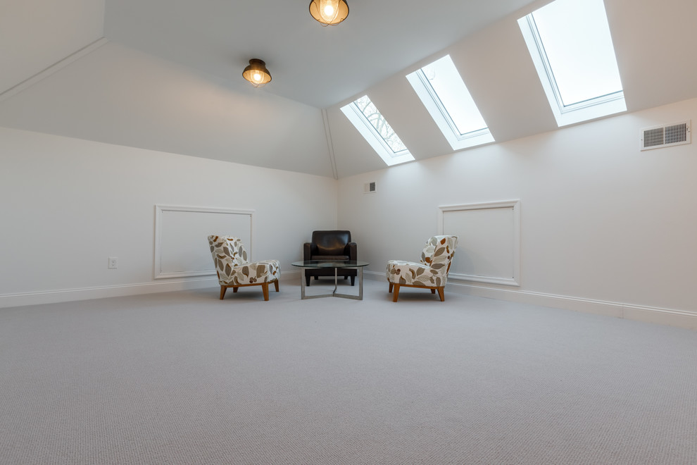 Idéer för att renovera ett mellanstort vintage gästrum, med vita väggar, heltäckningsmatta och beiget golv