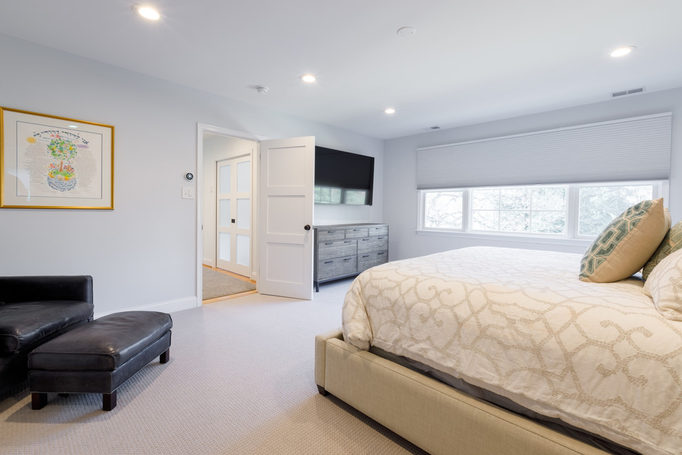 Imagen de dormitorio principal clásico renovado sin chimenea con paredes grises, moqueta y suelo gris