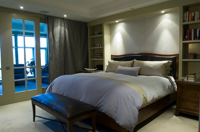 На фото: большая хозяйская спальня в стиле неоклассика (современная классика) с зелеными стенами и ковровым покрытием с