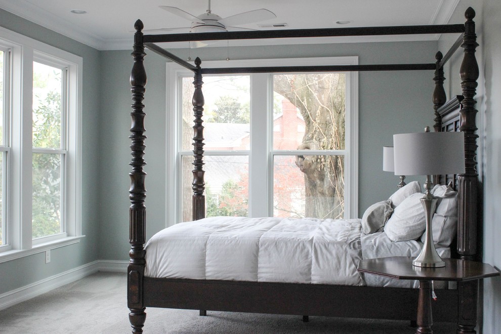ナッシュビルにある小さなコンテンポラリースタイルのおしゃれな客用寝室 (青い壁、カーペット敷き、暖炉なし) のインテリア