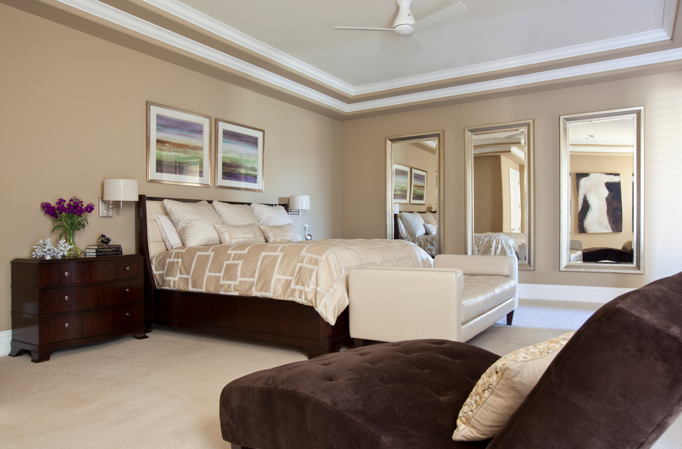 Foto di un'ampia camera degli ospiti contemporanea con pareti beige, moquette, nessun camino e pavimento beige