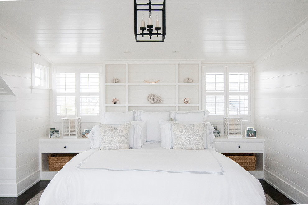 Idee per una camera matrimoniale stile marino di medie dimensioni con pareti bianche e parquet scuro