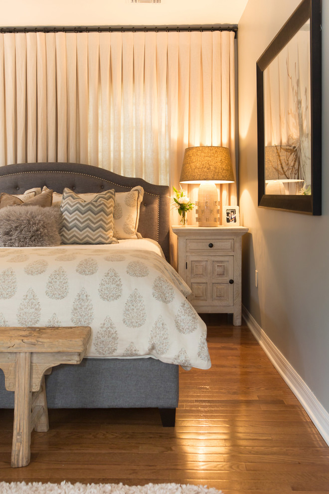 Diseño de dormitorio principal tradicional renovado de tamaño medio con paredes azules y suelo de madera en tonos medios