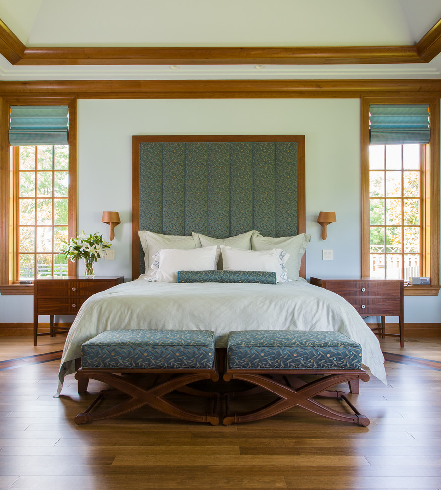 Diseño de dormitorio de estilo americano con paredes blancas y suelo de madera en tonos medios