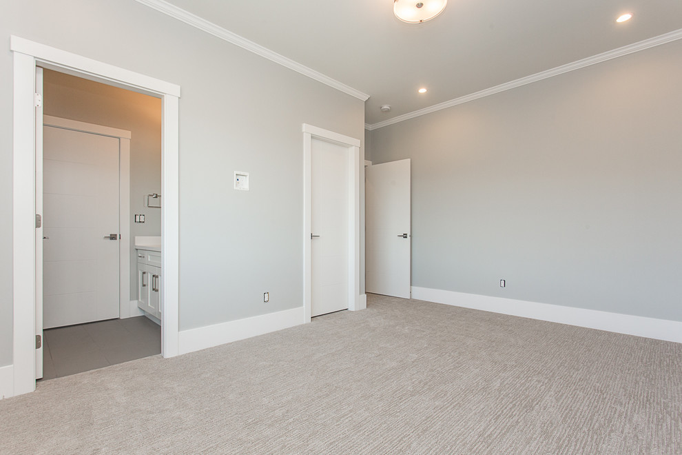 Aménagement d'une grande chambre classique avec un mur gris, aucune cheminée et un sol beige.