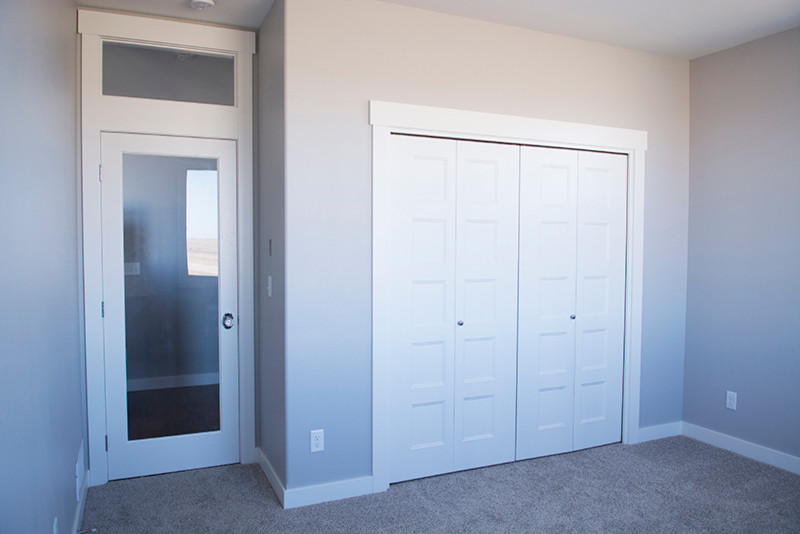 Aménagement d'une petite chambre classique avec un mur gris, aucune cheminée et un sol beige.