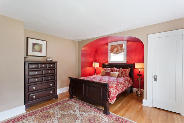 Diseño de dormitorio principal actual pequeño con paredes beige y suelo de madera en tonos medios