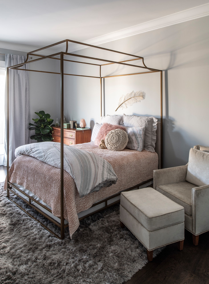 Пример оригинального дизайна: хозяйская спальня среднего размера в стиле шебби-шик с серыми стенами, темным паркетным полом и коричневым полом без камина