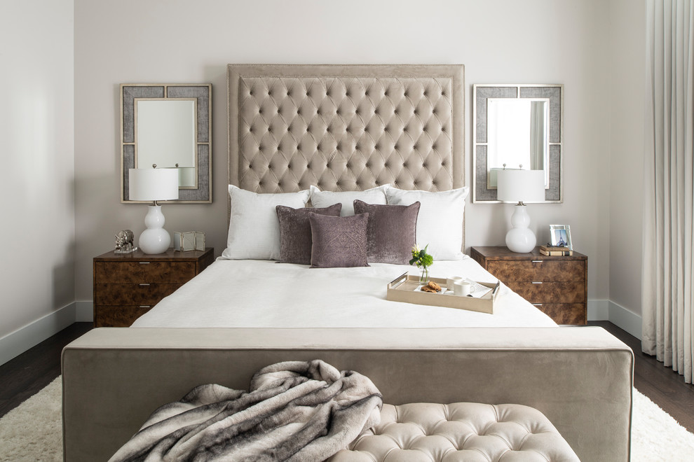 ロサンゼルスにある中くらいなトランジショナルスタイルのおしゃれな主寝室 (濃色無垢フローリング、茶色い床、ベージュの壁、グレーとブラウン) のインテリア